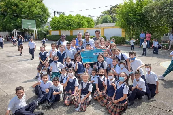 ¡La educación es con inversión! Hicimos realidad nuestro Fondo de Infraestructura Educativa, el primero en Colombia, entregamos los primeros $2 mil millones a 19 colegios de la zona urbana y rural del Distrito