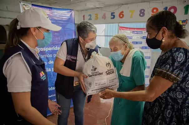 La gestora Social del Distrito, Lyda Marcela Christian, junto a Prosperidad Social, lideró la entrega de 445 ayudas